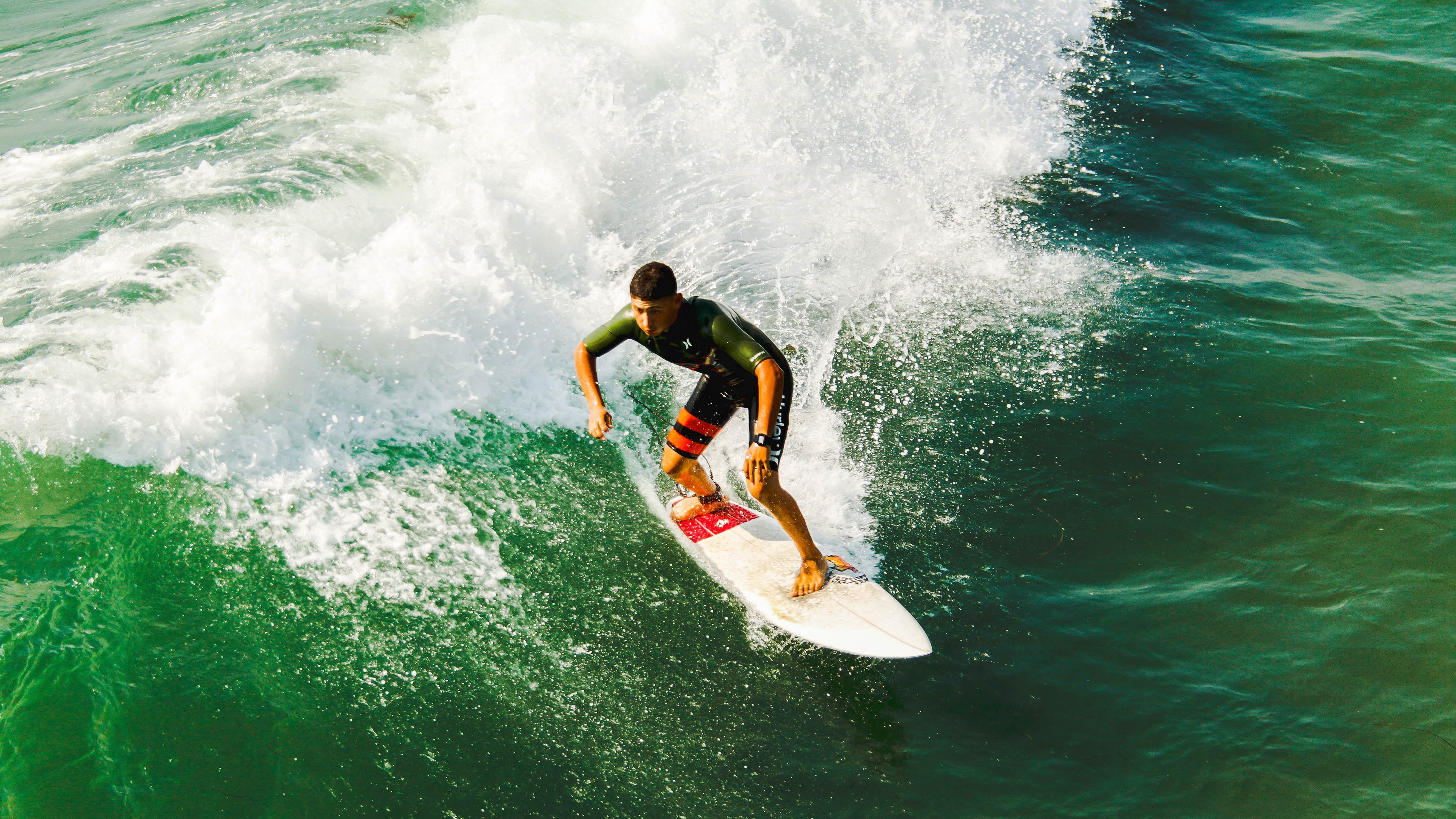 赛道与球场，F1新赛季揭幕战与国王封锁掘金的双重博弈